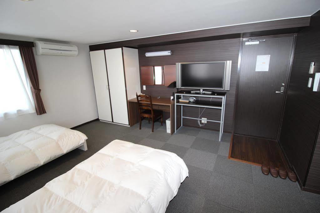 Hotel Chrysantheme Kyoto Bagian luar foto