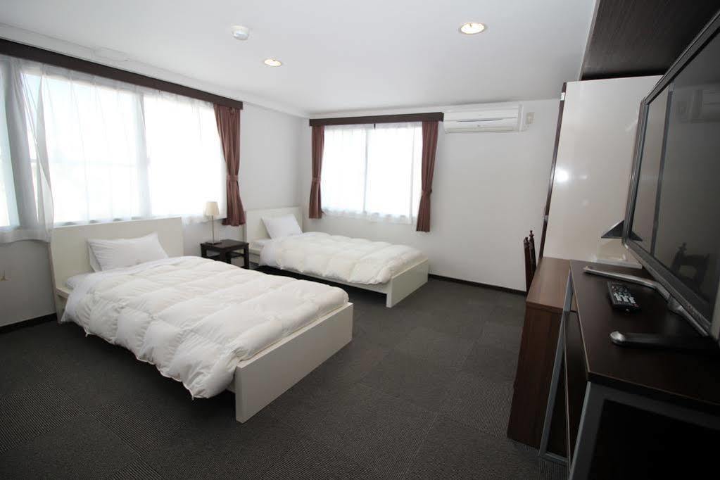 Hotel Chrysantheme Kyoto Bagian luar foto